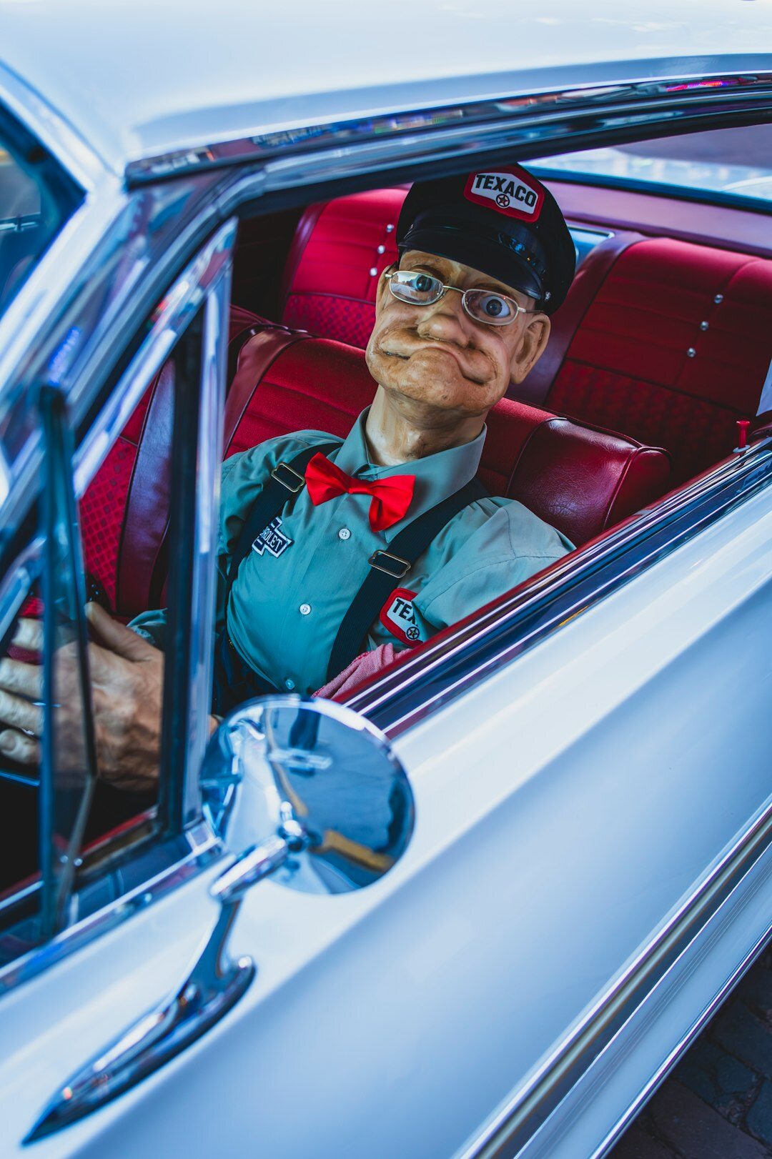 Portrait of a Uruguayan automotive historian and editor